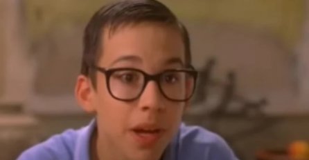 Igrao je štrebera u filmu "Mi nismo anđeli 2", A DANAS IZGLEDA POTPUNO DRUGAČIJE: Iznenadit ćete se kad vidite čime se sad bavi (FOTO)