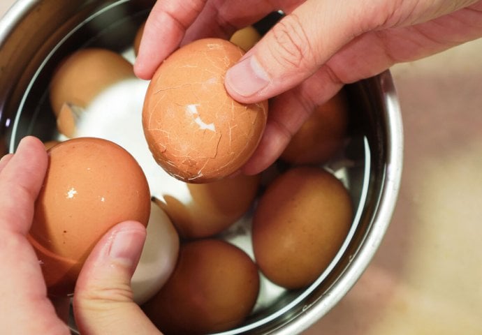 ONA JAJA NIKAD NE KUHA U VODI: Evo šta stavi u šerpu - Jaja uvijek budu SAVRŠENO KUHANA, a LJUSKA SE SAMA SKIDA