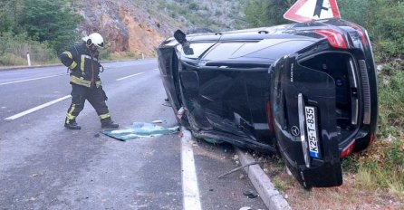 Nesreća na bh. putu: Mercedes se prevrnuo na bok 