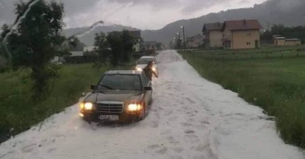 VOZILA SE ZAGLAVILA NA CESTI KAO DA JE DECEMBAR: Nezapamćeno nevrijeme jutros pogodilo Gornji Vakuf (VIDEO)