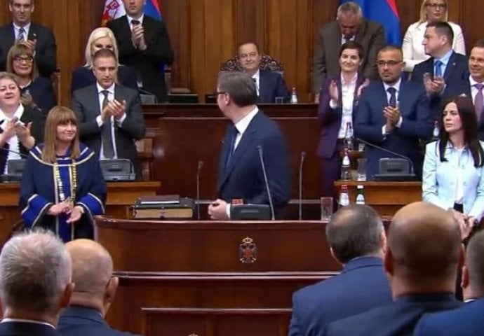 Hit na mrežama: Dačić sjedi sve dok ga Vučić ne pogleda