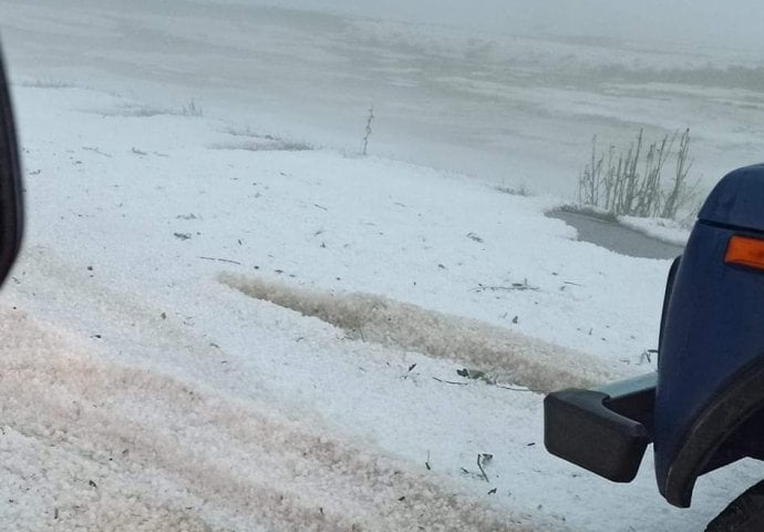 Pretužni prizori, grad veličine oraha uništio usjeve: Leda palo toliko da se još nije otopio, POGLEDAJTE SLIKE IZ HRVATSKE (FOTO)