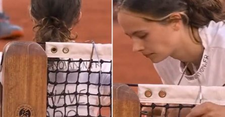 SKANDAL KAKAV SE NE PAMTI - PREKINUT ROLAN GAROS: Djevojka se vezala za mrežu, EVO ŠTA JOJ PIŠE NA MAJICI! (VIDEO)