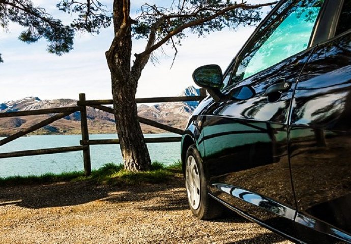 Sklanjate auto od sunca pod drvo? Onda ovo morate znati