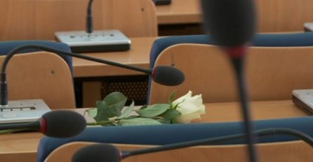 Tužni prizori u Skupštini KS: Bijela ruža na stolu gdje sjedila Srna-Bajramović