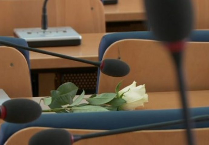 Tužni prizori u Skupštini KS: Bijela ruža na stolu gdje sjedila Srna-Bajramović