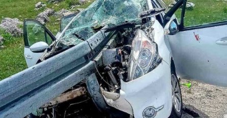 Stravična saobraćajna nesreća u istočnoj Hercegovini, putnici pukom srećom preživjeli