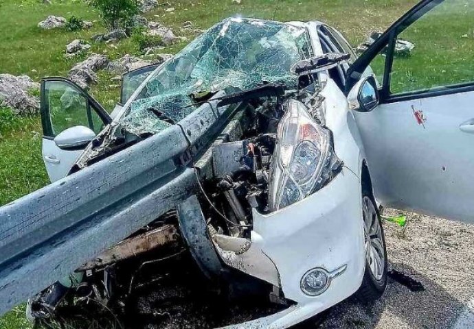 Stravična saobraćajna nesreća u istočnoj Hercegovini, putnici pukom srećom preživjeli