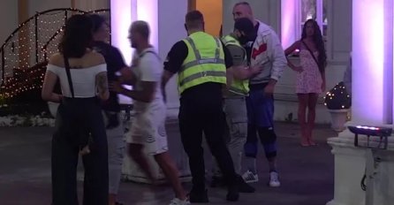 OBEZBJEĐENJE ULETJELO MUNJEVITOM BRZINOM: Car se zaletio na njega - IZBIO NEVIĐENI HAOS (VIDEO)