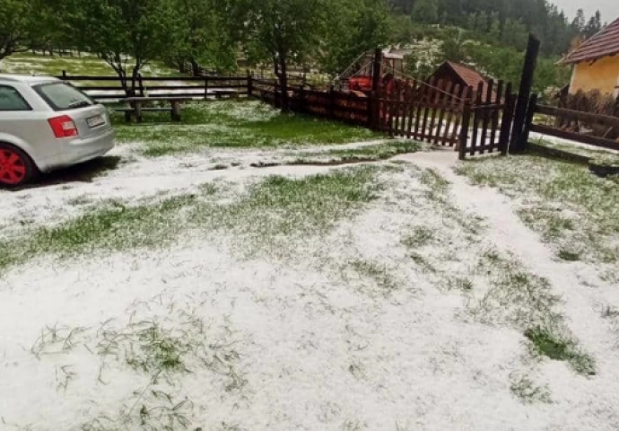 LIVADE POTPUNO BIJELE, KAO DA JE PAO SNIJEG USRED LJETA! "Sve je potrajalo oko 40 minuta" Pogledajte nevrijeme u Srbiji (FOTO)