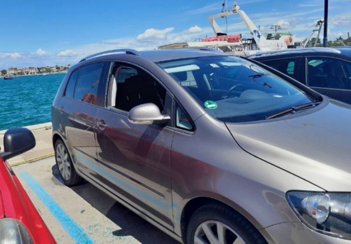 Drama na Jadranu: Turisti ostavili bebu u automobilu na 30 stepeni