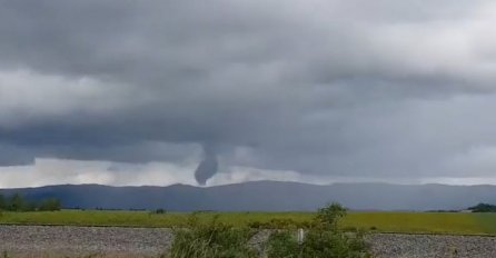 Jako nevrijeme zahvatilo Dalmaciju: Temperatura pala na 12 stepeni, pojavio se i tornado