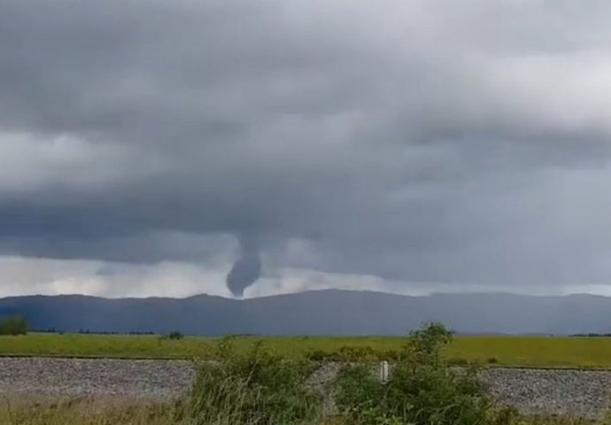 Jako nevrijeme zahvatilo Dalmaciju: Temperatura pala na 12 stepeni, pojavio se i tornado