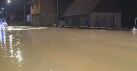 Poplava u bh.gradu: Voda ušla u kuće i izlila se na put, građane čeka teška noć