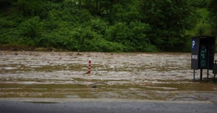 Bujične poplave u Tešnju: Voda nosi automobile, ulice poplavljene