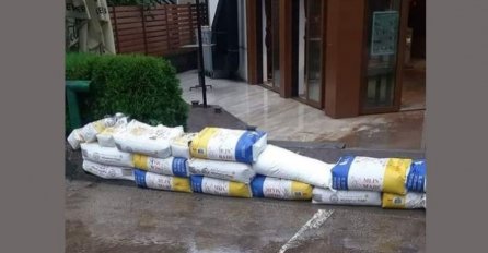  Postavili vreće brašna kao branu ispred restorana: 'Uradili smo to u napadu panike'