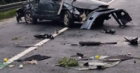 Teška saobraćajna nesreća kod Sarajeva: Automobil skoro uništen