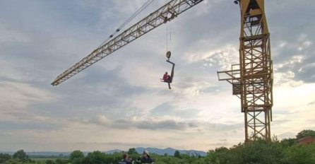 Nesvakidašnja scena u regiji: Lopov zapeo na dizalici, morali ga spašavati vatrogasci