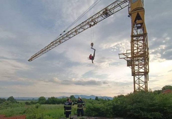 Nesvakidašnja scena u regiji: Lopov zapeo na dizalici, morali ga spašavati vatrogasci