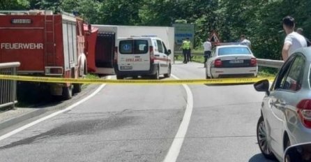 Nova teška nesreća na bh. putu: Kamion se prevrnuo, poginuo vozač