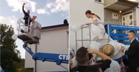 HIT NA MREŽAMA - MLADENCI PORUČILI DIZALICU ZA SVADBU! Sve za tradiciju - "Bolje da propadne selo, nego običaji"(VIDEO)