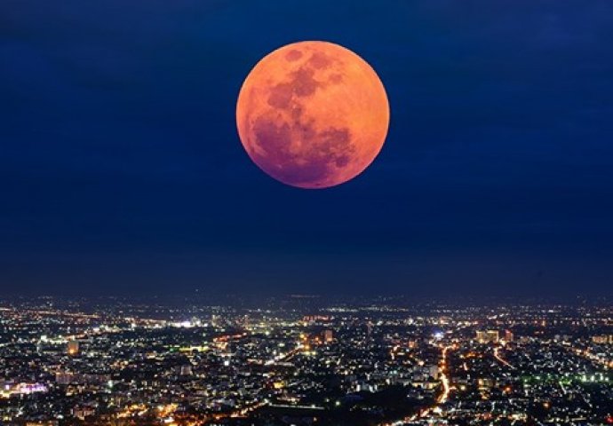 Večeras izlazi spektakularan supermjesec jagode: Šta je i kako ga snimiti mobitelom?