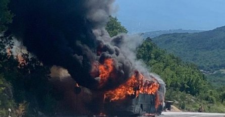 Autobus koji je prevozio učenike iz BiH izgorio na cesti kod Imotskog