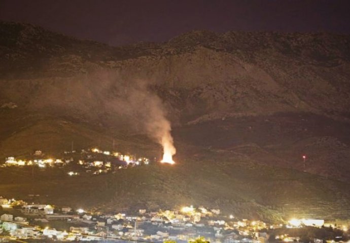 Požar kod Splita, na terenu i vojska. Gori na minski sumnjivom području