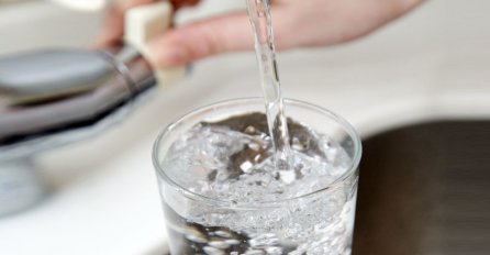 DA LI UJUTRU POPIJETE VODU KOJA ODSTOJI PREKO NOĆI? Upozorenje: Evo šta to radi vašem zdravlju!