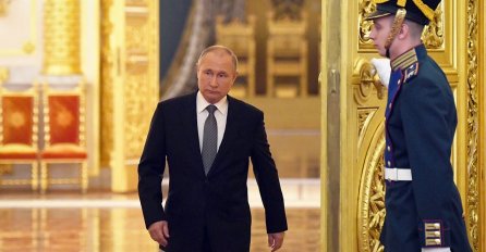Koliko ljudi ide sa Putinom u toalet