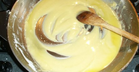 DOMAĆICE, ZAPRŠKA SE SPREMA SAMO NA 1 NAČIN: Evo koliko ide ulja, a koliko brašna - 1 STVAR JE NAJBITNIJA