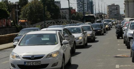 Pojačan promet putničkih vozila i autobusa na putevima prema Srebrenici