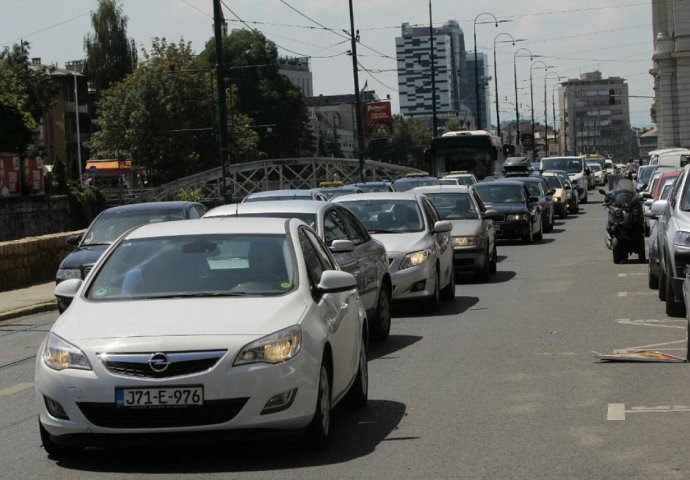 Pojačan promet putničkih vozila i autobusa na putevima prema Srebrenici