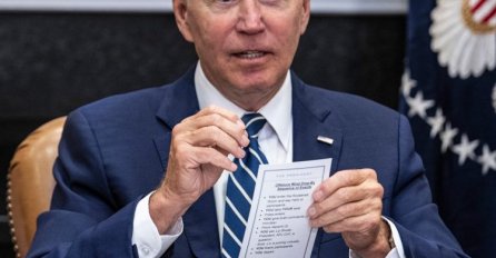Joe Biden zabunom pokazao novinarima pogrešni papir