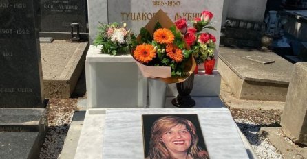 SIN LAĆA OBJAVIO SLIKU - 1 PREEMET NA MARININOM GROBU SVI ODMAH PRIMIJETILI: Šta ovo znači (FOTO)