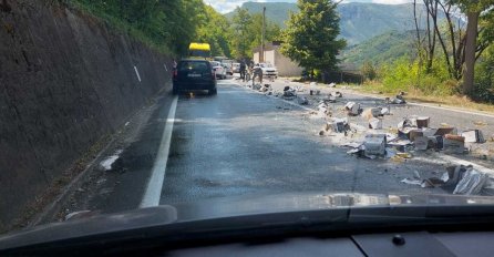 Oprez, vozači: S kamiona palo 30 kartona piva, rasuli se po cesti