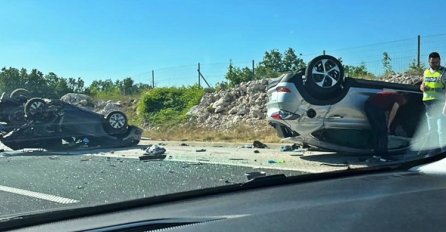 Teška prometna na autocesti A1 kod Splita. Dva auta na krovu