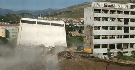 Konačno srušena zgrada Žitoprometa u Mostaru, bagerist umalo nastradao