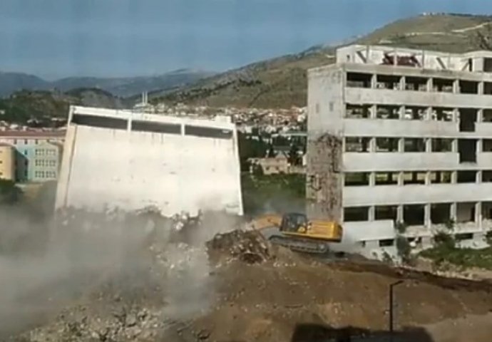 Konačno srušena zgrada Žitoprometa u Mostaru, bagerist umalo nastradao