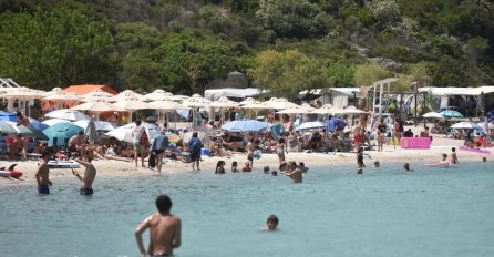 "Sramota šta rade naši turisti, to treba zabraniti": SLIKA SA PLAŽE PODIJELILA JAVNOST U REGIONU, POGLEDAJTE ŠTA JE USLIKANO