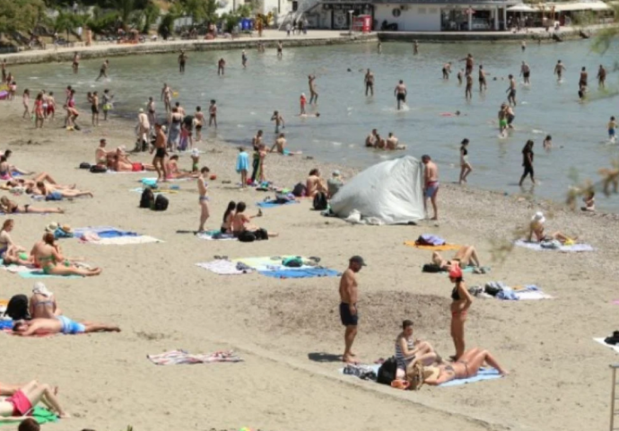 Haos na hrvatskoj plaži, ženu ugrizla zmija: Evo u kakvom je stanju