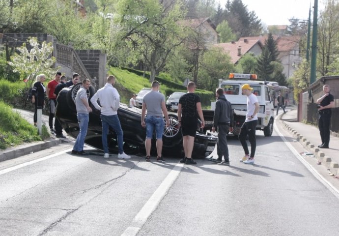 Nesreća u Sarajevu: Vozilo završilo na krovu