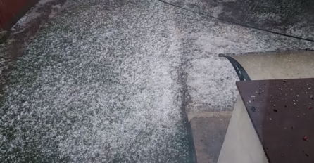 LEDENE KUGLICE ZA NEKOLIKO TRENUTAKA ZABIJELILE GRAD: Veliko nevrijeme danas pogodilo nekoliko gradova u BiH (VIDEO)