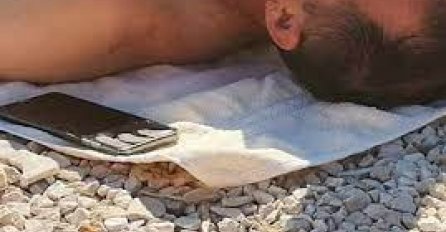 OVOG ČOVJEKA NEKO JE USLIKAO NA PLAŽI: Pogledajte šta je stavio na glavu da se zaštiti od sunca, LJUDI PLAČU OD SMIJEHA (FOTO)