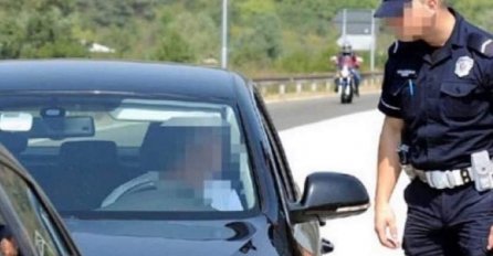 Primijetili ste da POLICAJAC PRVO DODIRNE AUTO KAD VAS ZAUSTAVI: Nevjerovatno, ali postoji GENIJALAN RAZLOG