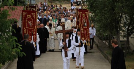 Porfirije u Bratuncu: Uputiti molitve za sve postradale, pred Bogom su svi isti