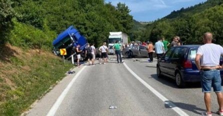 Nesreća u BiH: Težak sudar kamiona i automobila