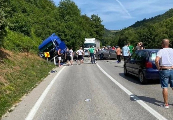 Nesreća u BiH: Težak sudar kamiona i automobila