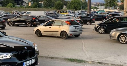 Protestna vožnja i kolona kroz Sarajevo: “Plata mi je 500 KM, ne mogu izdržati”