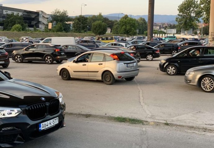 Protestna vožnja i kolona kroz Sarajevo: “Plata mi je 500 KM, ne mogu izdržati”